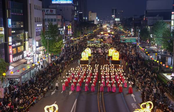 연등행렬 이미지