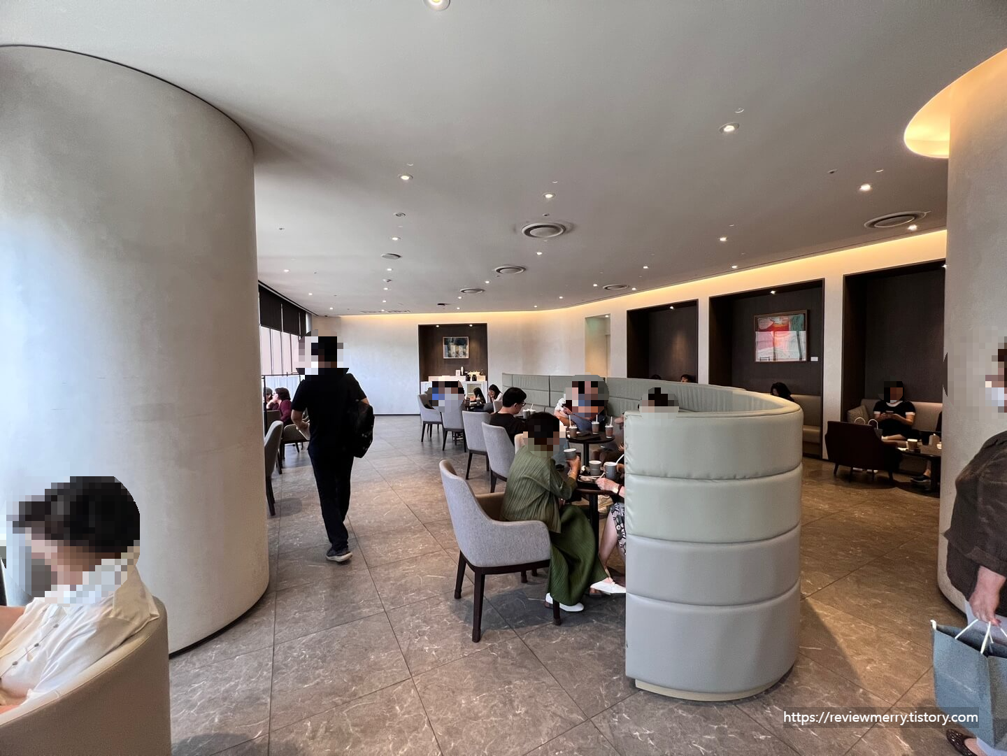 라운지 내부