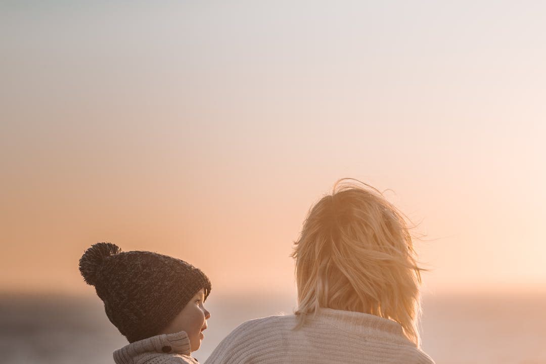 아이와 해질녘 산책하는 엄마, 부모급여로 가능한 여유로운 육아