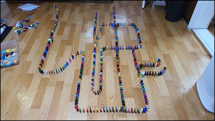 도미노블록을-이쁘게-세워놓은-사진