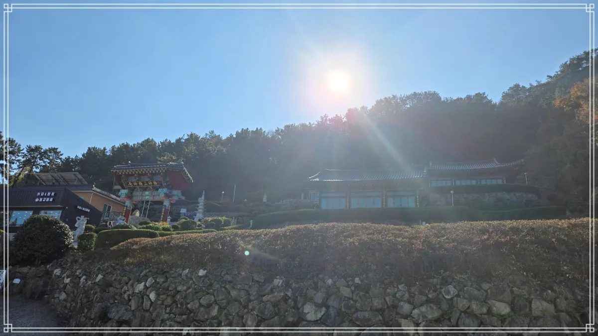 창원-장수암-주차장에서-대웅전과-관음전-전각이-올려다-보이는데-햇살도-밝게-비추고-있다