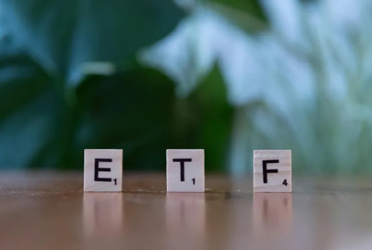 ETF 가 새겨진 글자가 세워진 모습