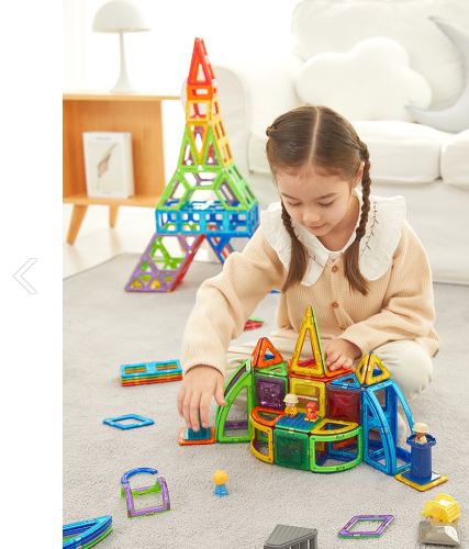 맥포머스를-갖고-놀고있는-여자아이