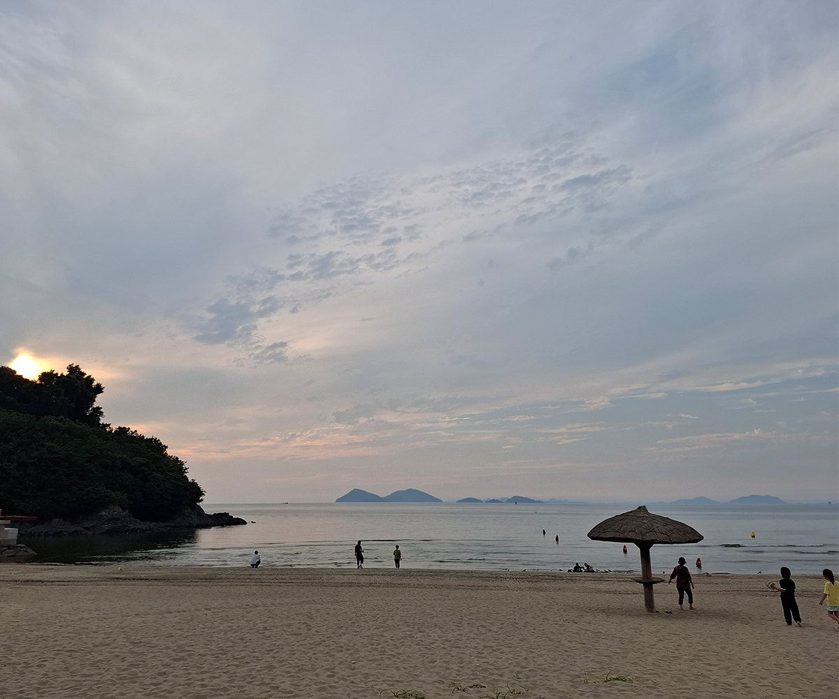 날씨가 흐려 노을을 못 보게 돼서 서운 했지만
텅빈 모래사장이 너무 이쁘다