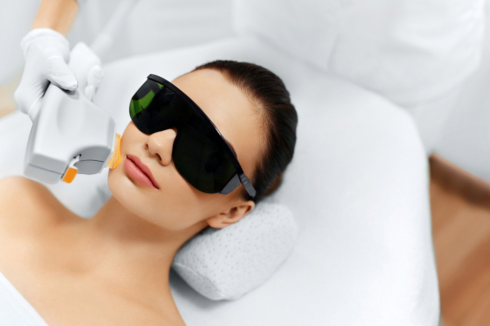 IPL (Intense Pulsed Light): 피부 톤 개선과 잡티 제거의 혁신적 시술