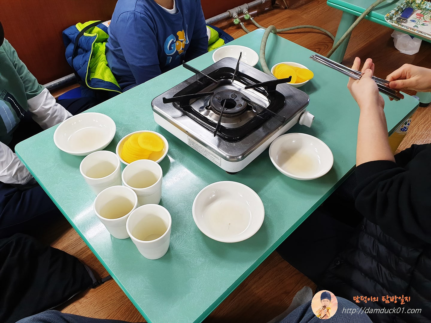 명진집-테이블-단무지-담덕이의탐방일지