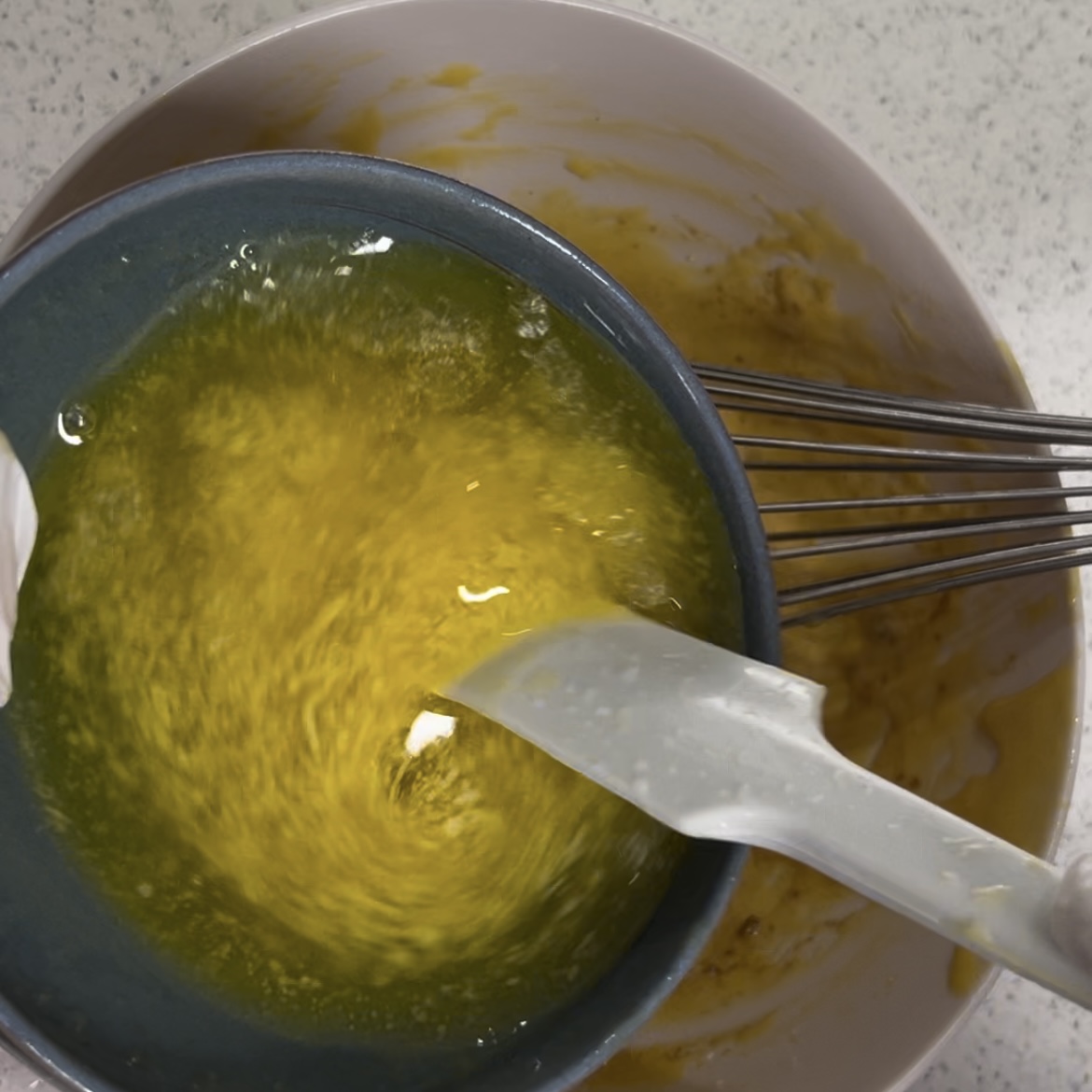 마들렌 반죽에 녹인 버터 넣기