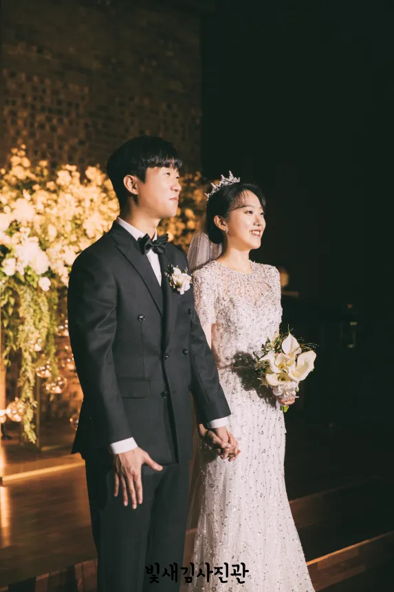 축가 들으며 웃는 신랑신부 측면