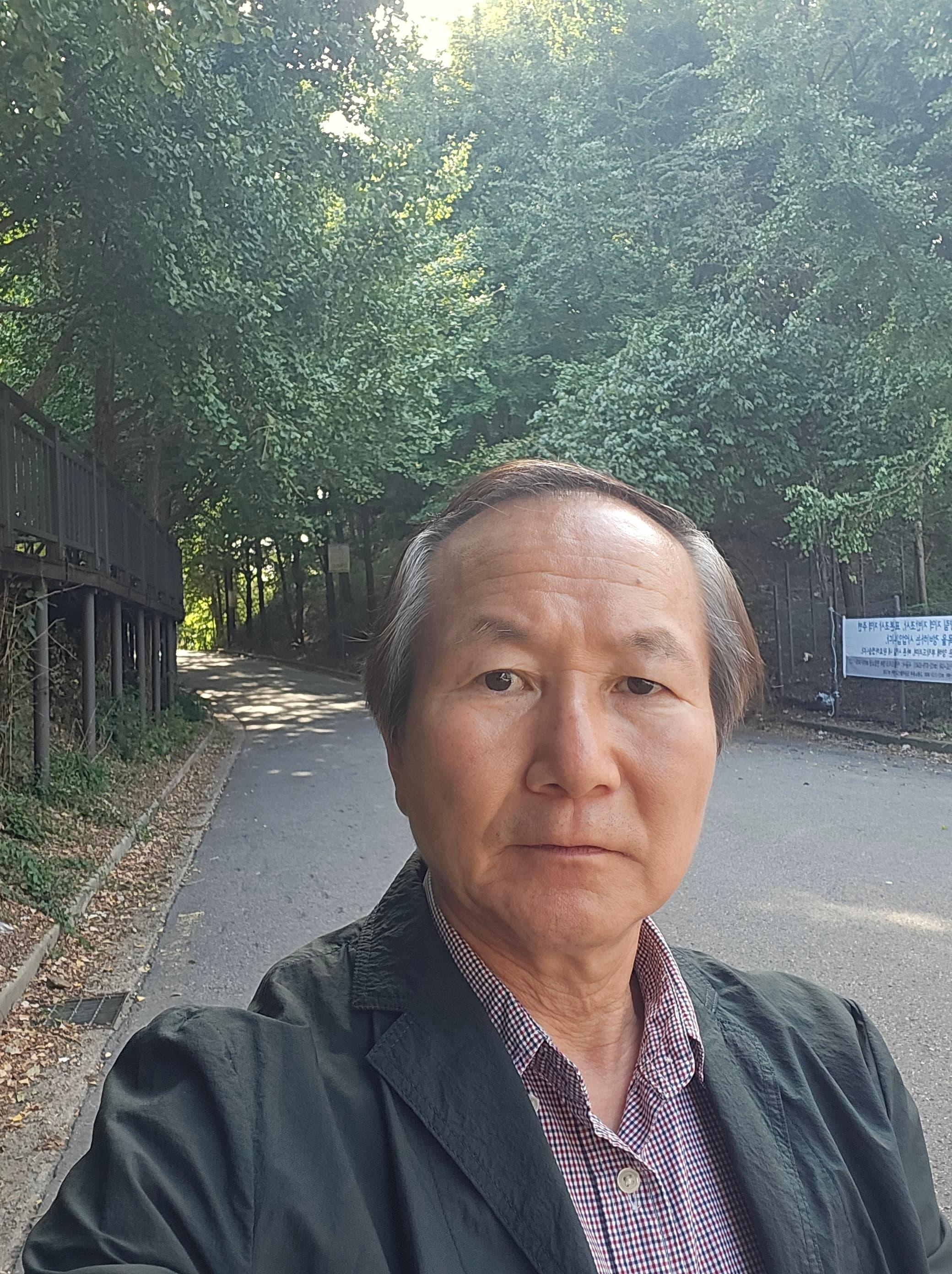 아침에 산자락을 따라 올라왔다면 일을 마치고 집으로 돌아가는 길은 마치 산행을 마치고 하산하는 기분