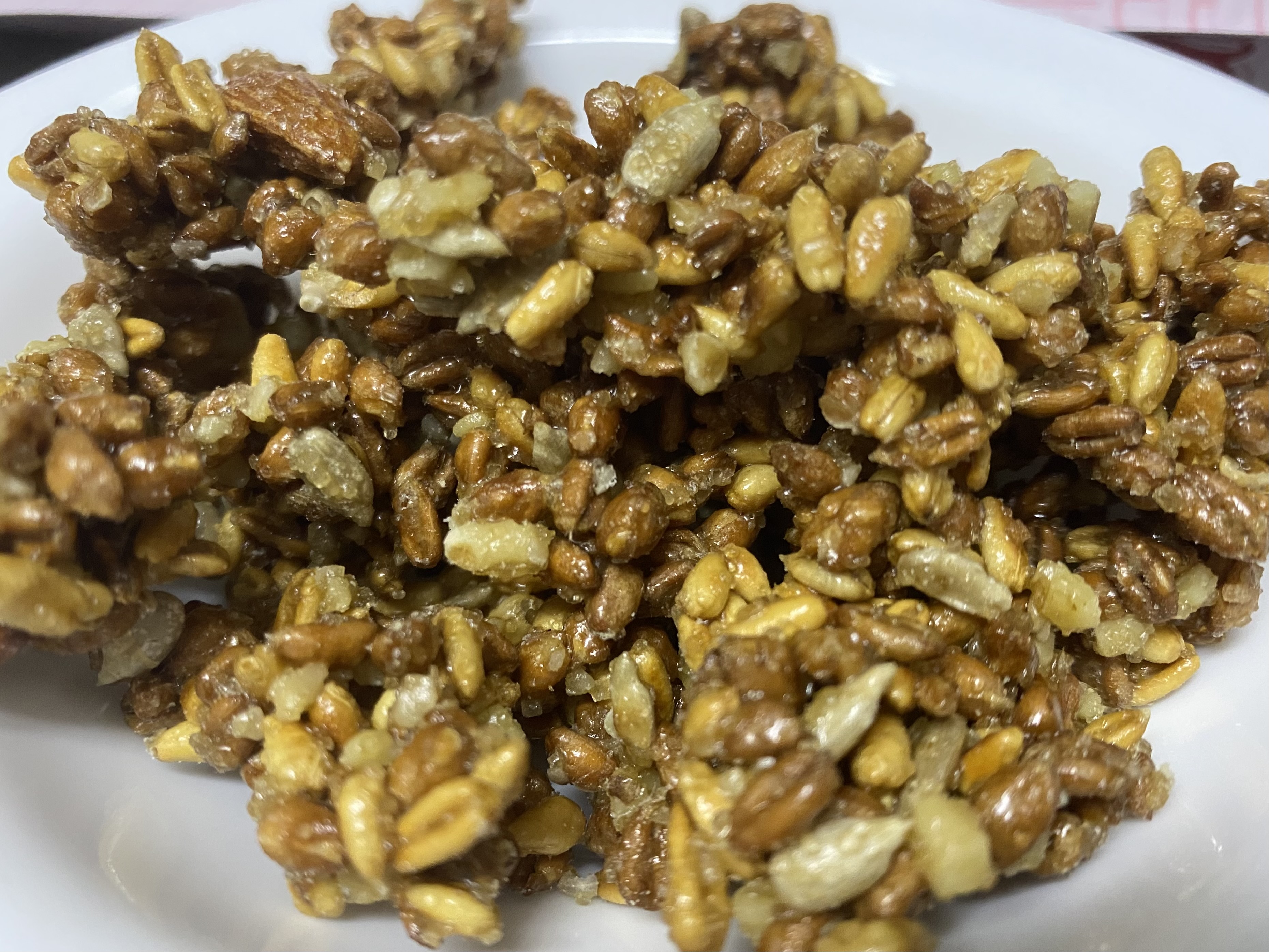 코스트코에서 구매한 '그래놀라 파로이츠' 사진입니다. 그릇 위에 그래놀라 파로이츠를 부어놓은 사진입니다.