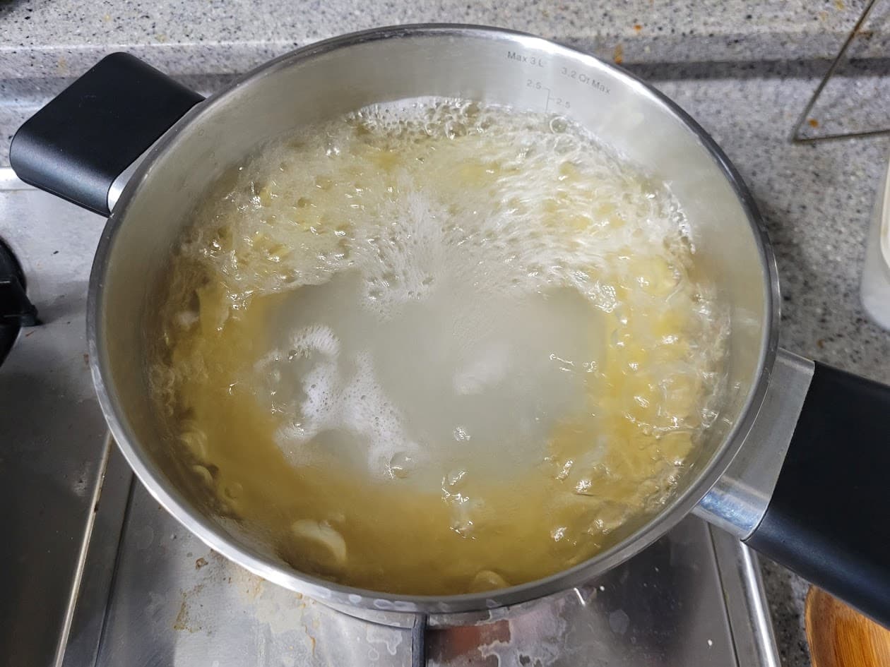 냄비에 끓고 있는 파스타 면