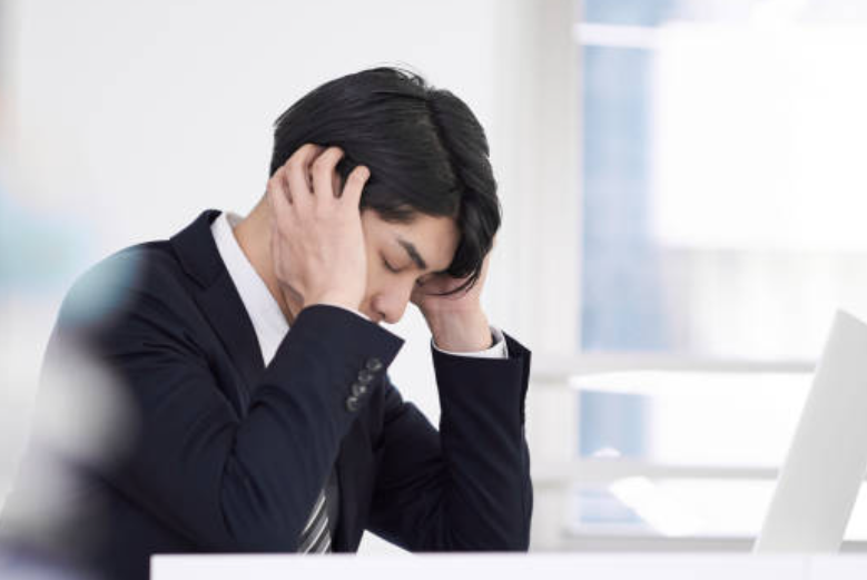 남자가-피곤해서-책상에서-자고있다