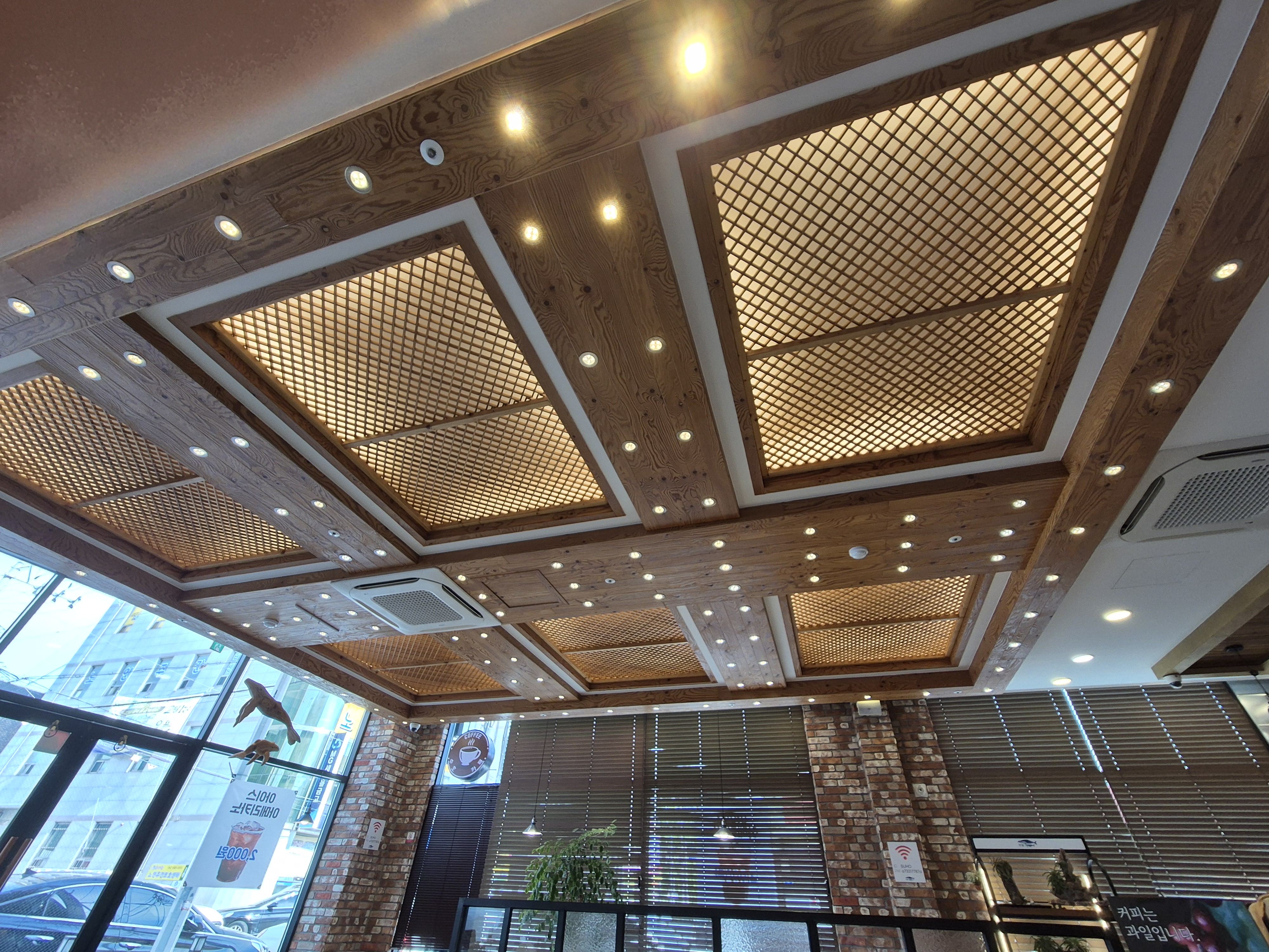 원내동 빙수 맛집 수호카페 실내 천장 인테리어