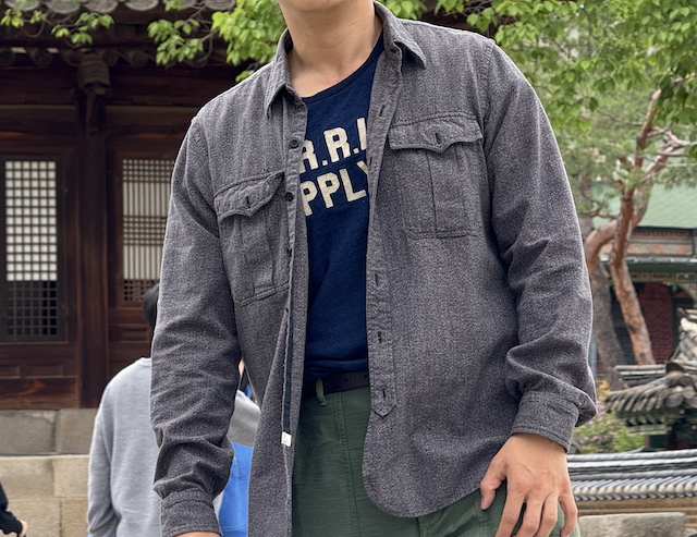 네이비 스트라이프 티셔츠 착용컷 – 여유 있는 어깨선과 클래식한 패턴