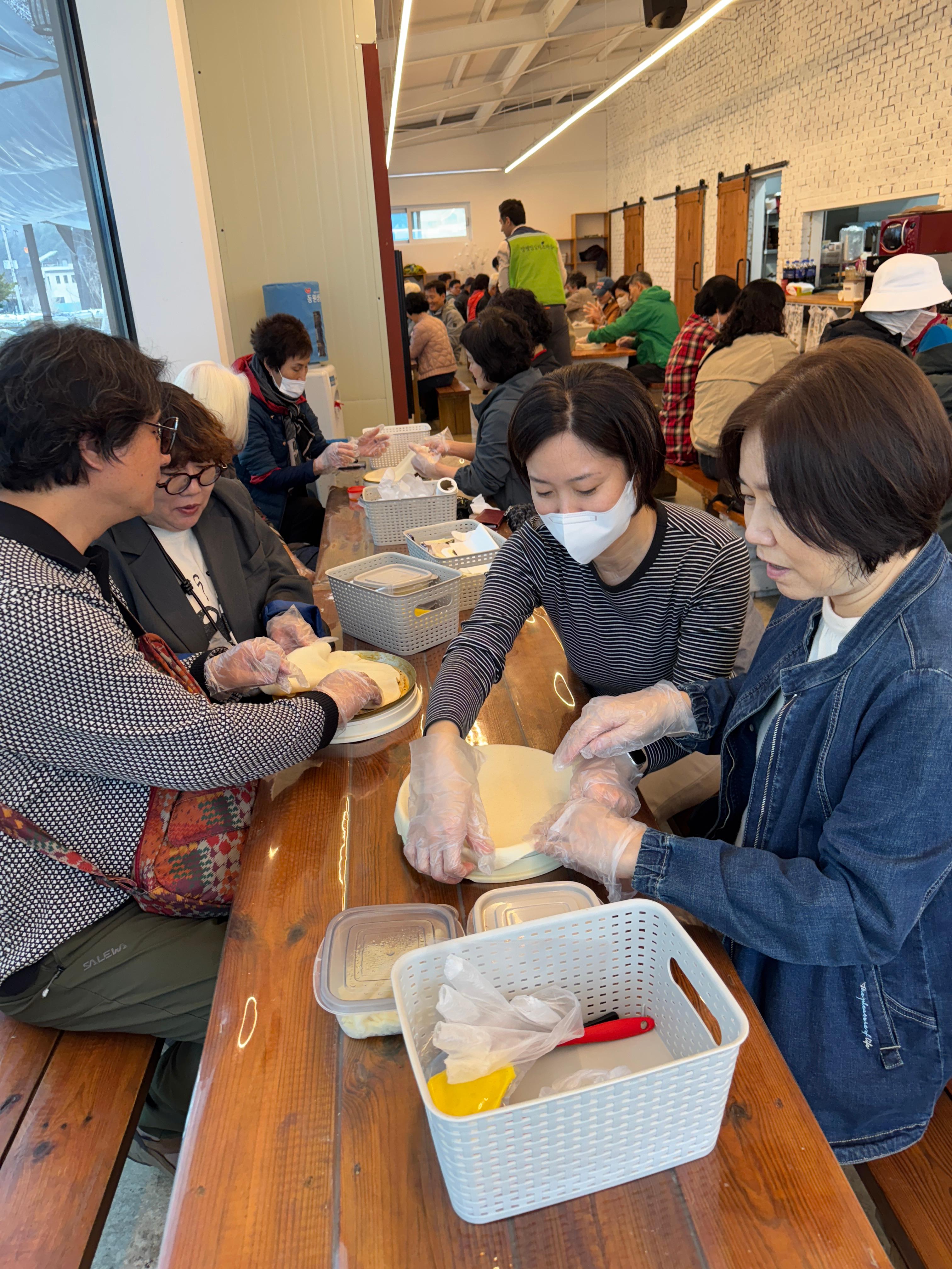 쌀피자 도우를 넓게 펴는 모습