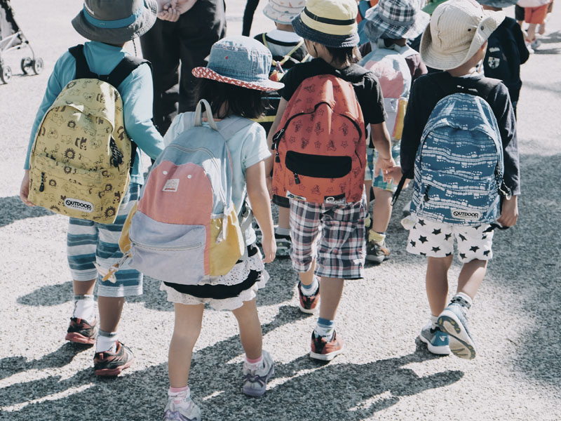 유치원가는아이들