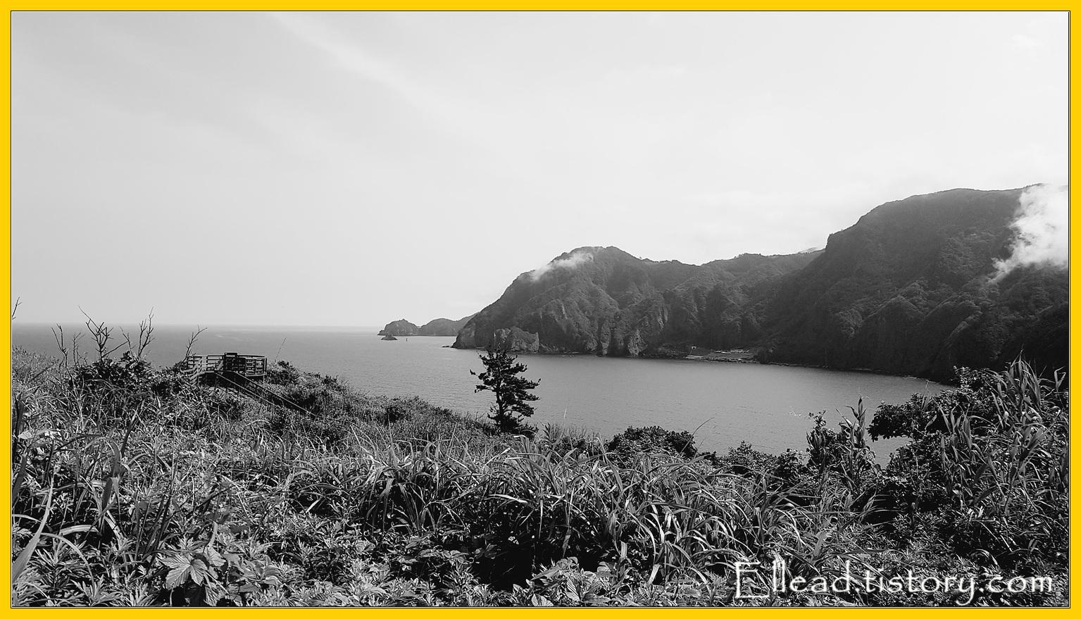 울릉도 본섬이 건너다 보인다.