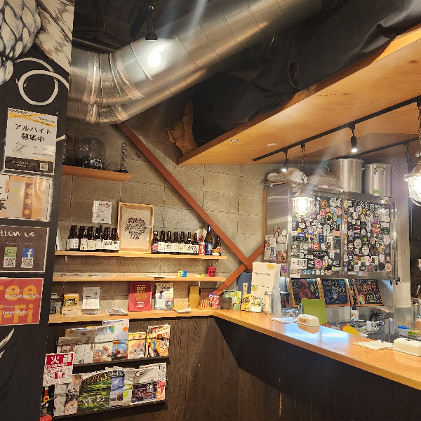 직원이 작업하는 곳 내부 냉장고에 붙은 메뉴판과 스티커들도 눈에 띈다.