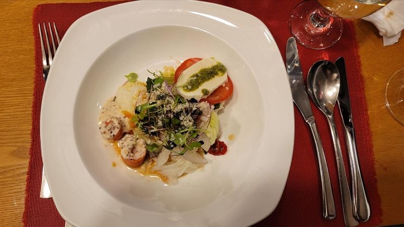 카프레제와 훈제 연어 샐러드1