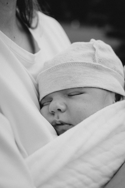 아기가 엄마품에 안겨 자고 있다.