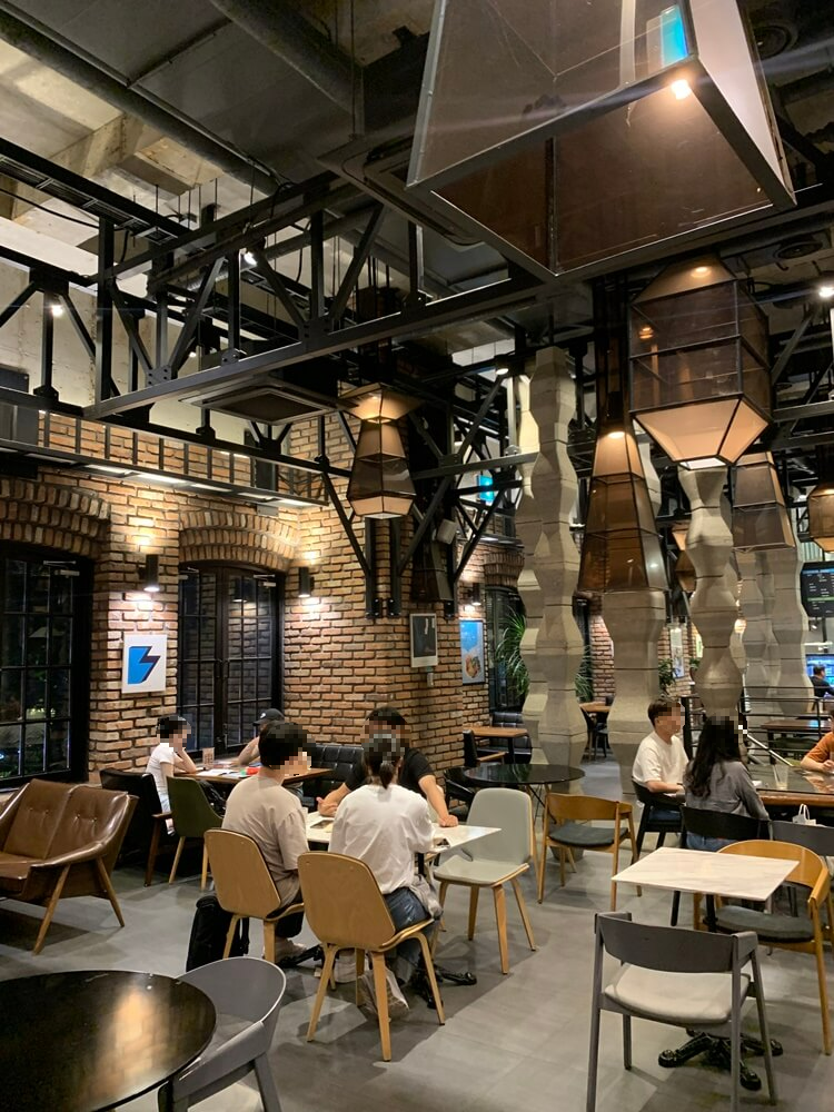 테이블과 의자의 등받이