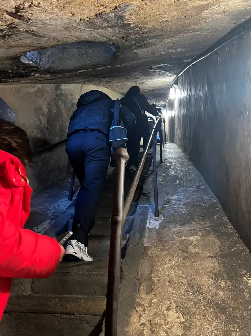 계단-올라가는-사람들