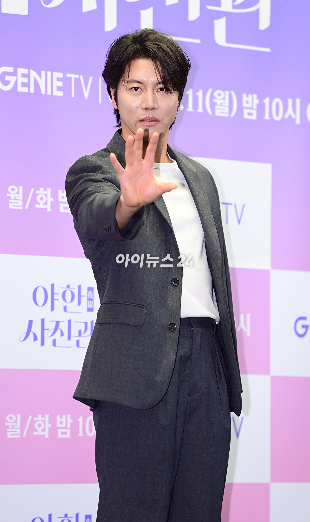 배우 음문석이 11일 오후 서울 마포구 스탠포드호텔에서 열린 지니 TV 오리지널 &#39;야한(夜限) 사진관&#39; 제작발표회에서 포즈를 취하고 있다. [사진=정소희 기자]