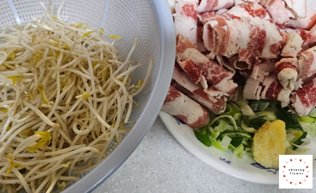 왼쪽은 숙주 씻어서 물기 빼둔것, 오른쪽은 차돌박이와 대파와 다진마늘