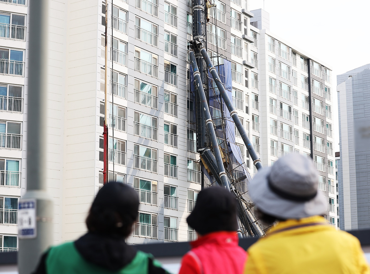 용인 항타기 전도 사고 당시 건설 장비 피해 관련 참고 이미지