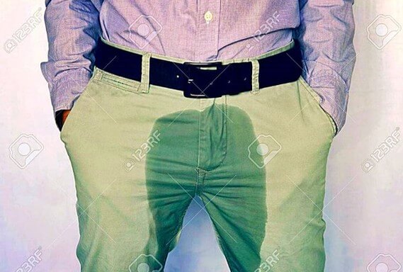 연두색-바지를-입은-남성이-소변을-참다가-바지에-시원하게-싸버린-모습