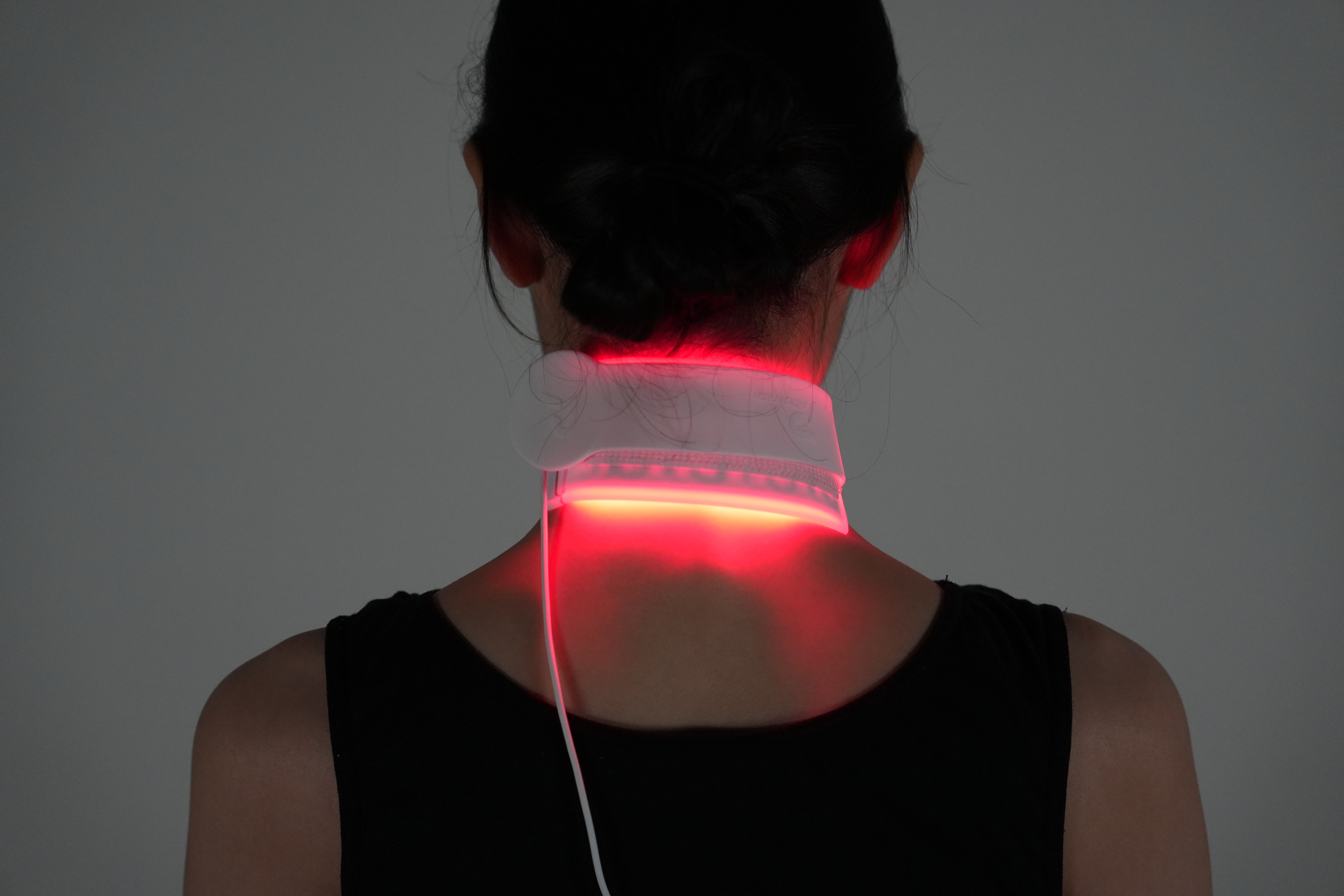 판타리얼의 근적외선 온열찜질기를 다양한 신체 부위에 사용