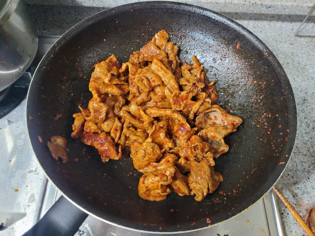 간장 넣어 불향을 내는 제육볶음 고기 볶는 과정