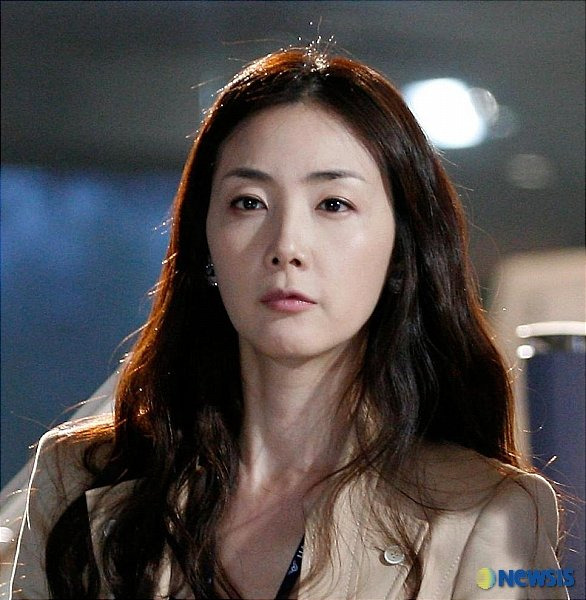 최지우 – 시대를 대표한 멜로의 얼굴, 연기를 대하는 우아한 태도, 조용히 이어가는 배우로서의 존재감