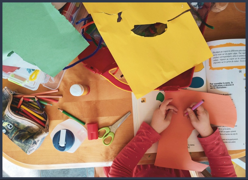 종이 오리는 아기 손