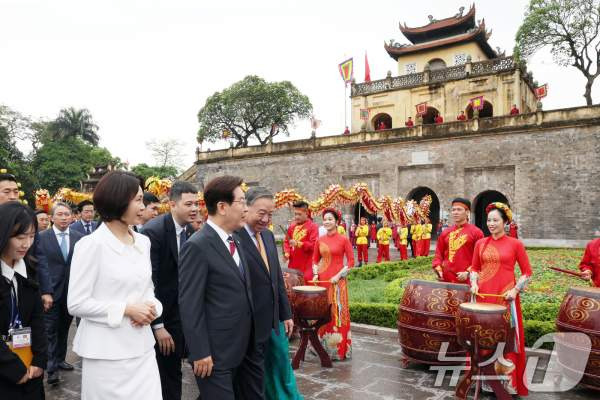 이 대통령 탕롱황성 친교 행사와 태극기 패션 외교의 핵심 정리: 베트남 순방 마무리
