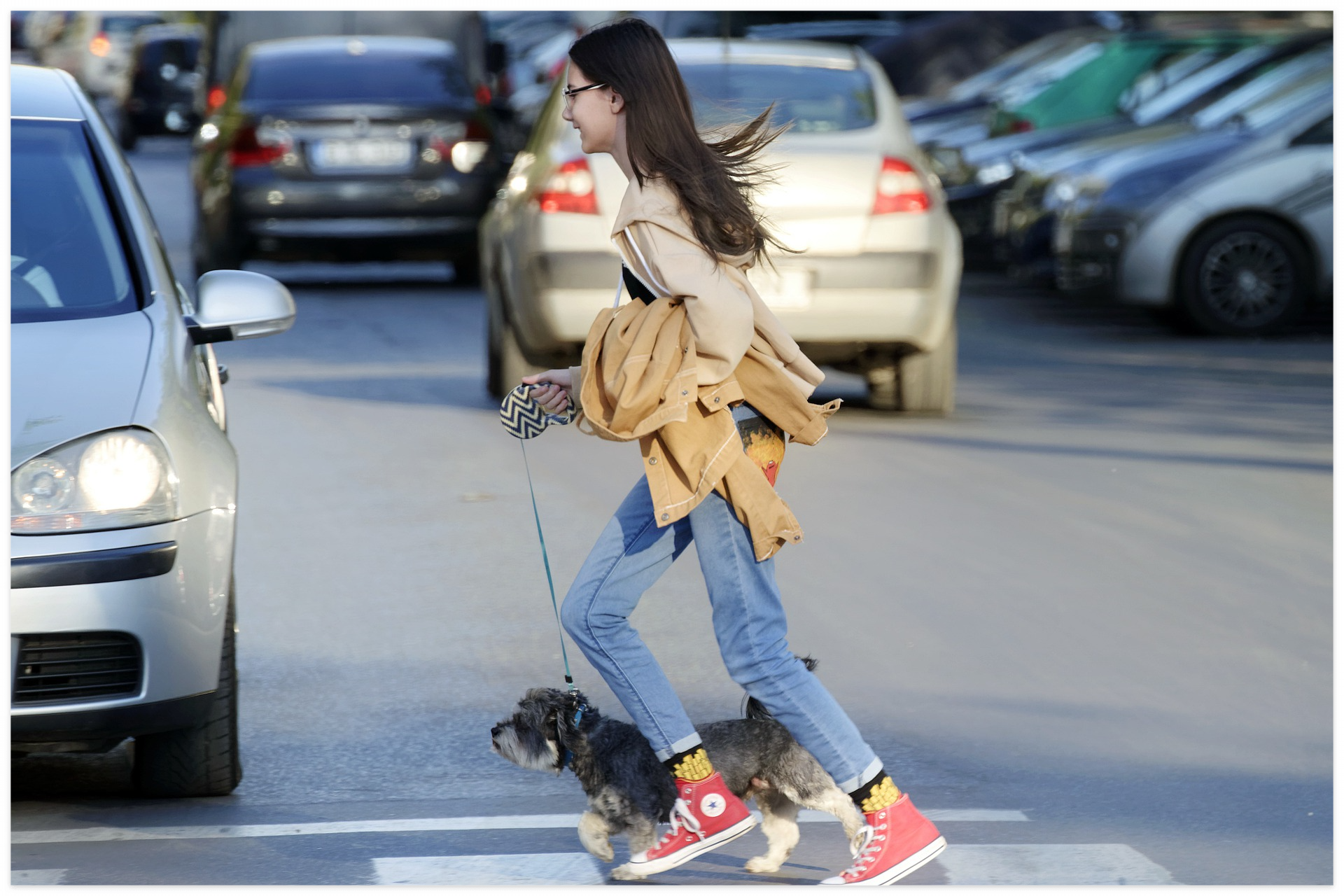 횡당보도 급히 걷는 여자