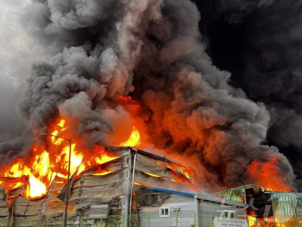 경기 양주 홍죽산업단지 공장 폭발 화재 발생... 3명 부상 및 17명 대피 상황 정밀 분석