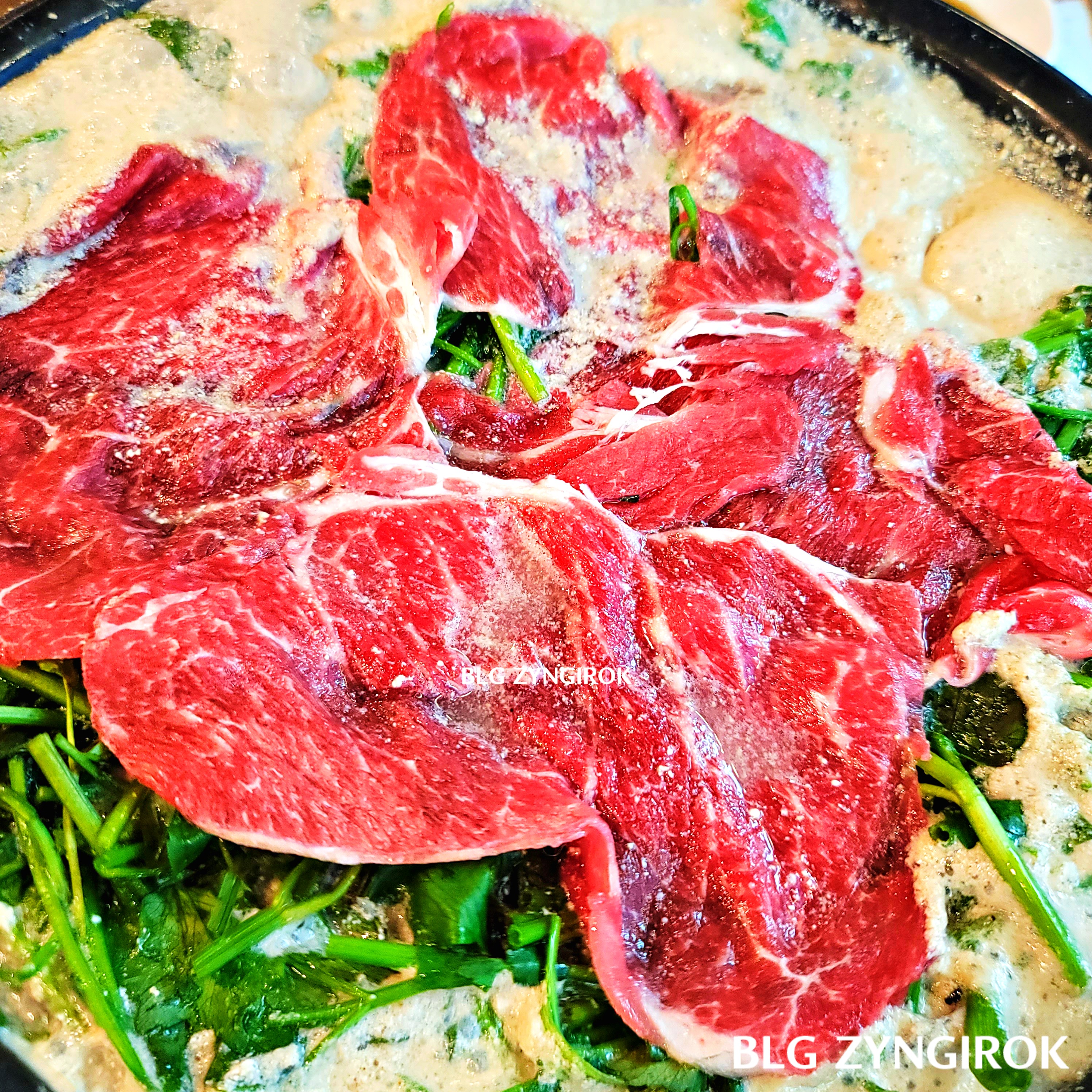 등촌 들깨 칼국수에 샤브 소고기가 익어가고 있는 모습이다.