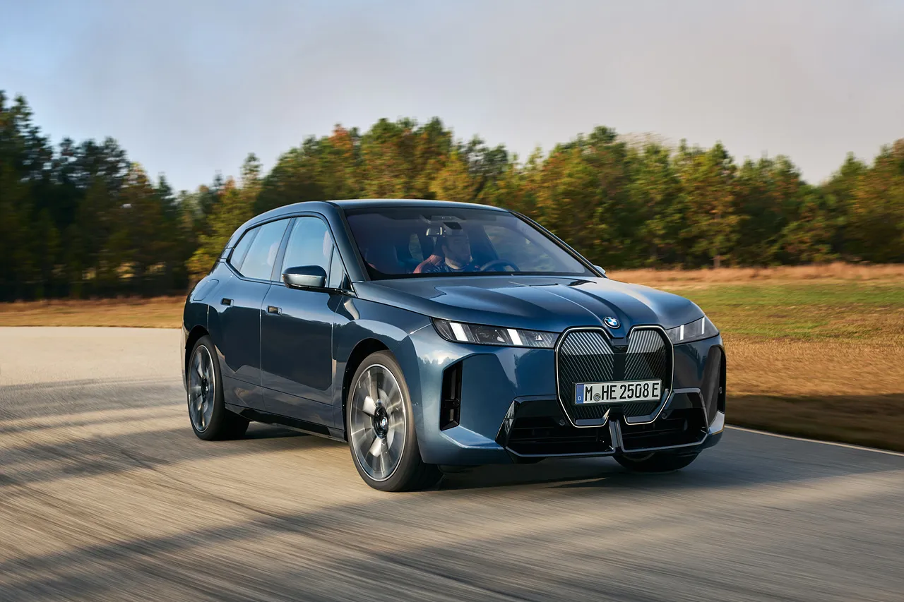 BMW iX 자동차 이미지