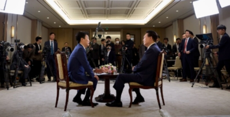 박장범 앵커 대통령 담화 명품백 파우치 논란