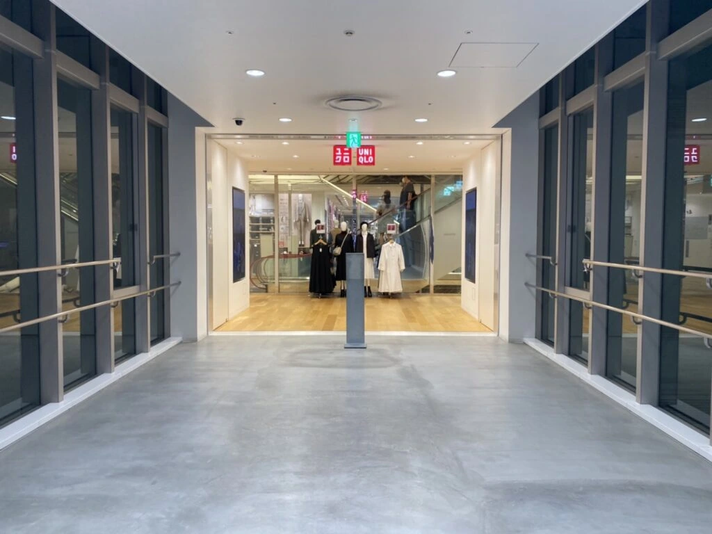 4층 연결통로 유니클로