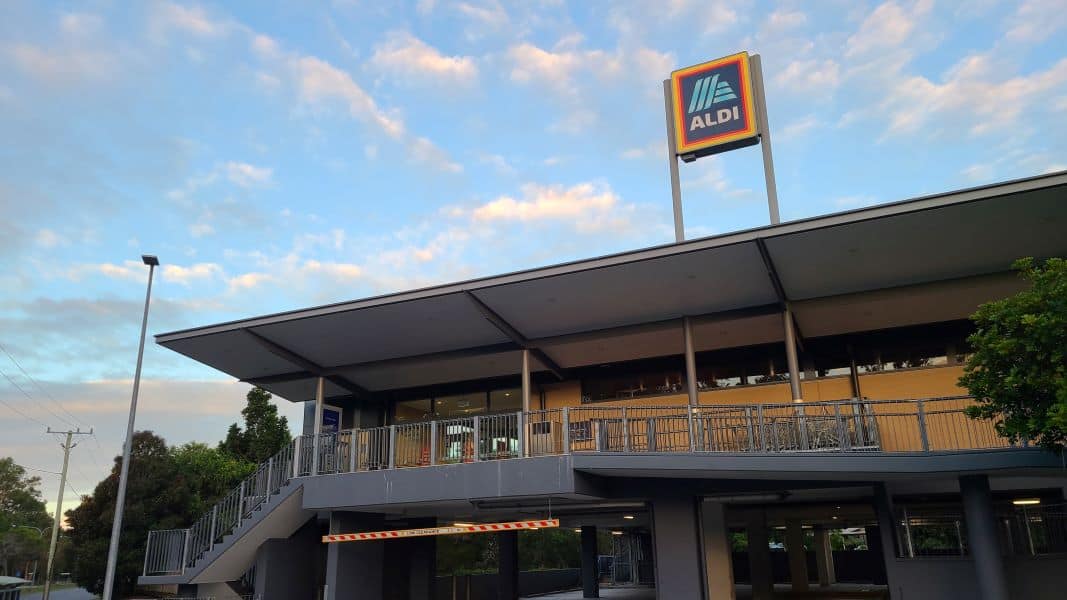 알디 매장 사인과 매장 바깥 모습