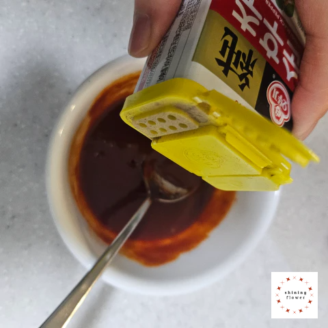 진미채무침-양념장-후추 톡톡 뿌리기