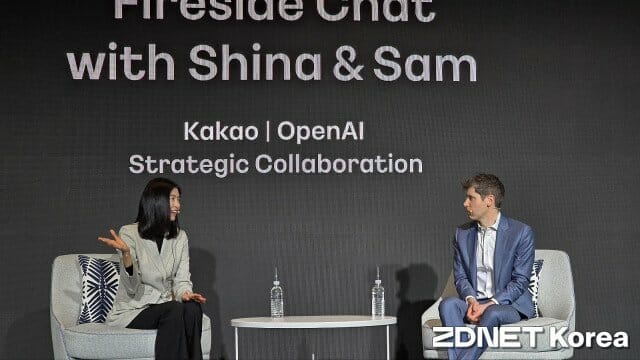 정신아 카카오 대표(왼쪽)와 샘 알트먼 오픈AI 대표가 대담을 진행하고 있다.