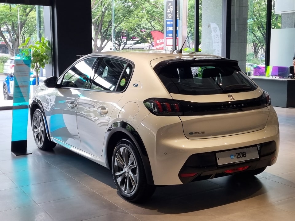 전시장 안쪽에 있던 e208 알뤼르입니다.