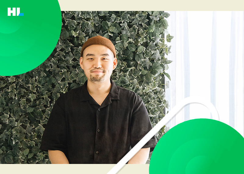 플라스틱 제빵사 박형호 작가가 정면을 응시하며 웃고 있다.