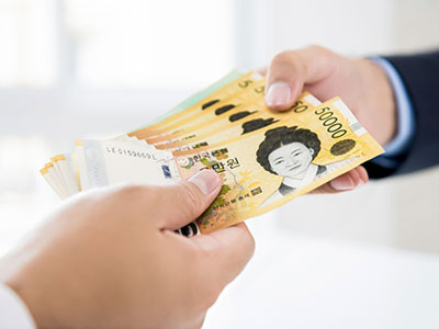 손에서 손으로 전달되는 5만 원권 지폐&amp;#44; 종합소득세 환급을 받는 모습