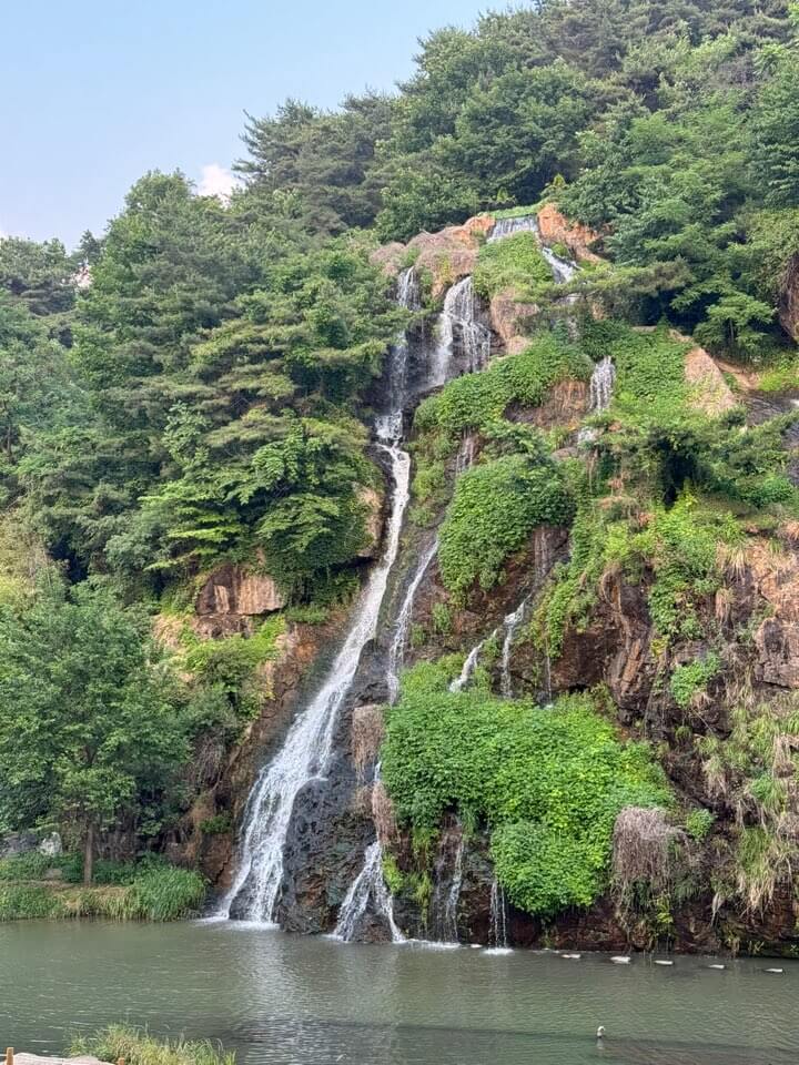 카페폭포에서 본 홍제폭포