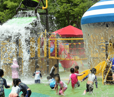 물놀이하는아이들