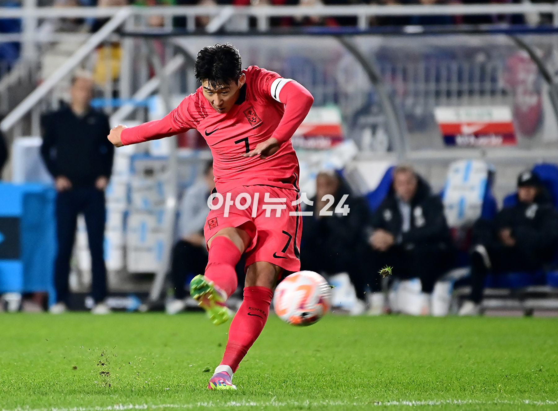 클린스만 감독이 이끄는 한국 축구대표팀은 17일 수원월드컵경기장에서 열린 베트남과 평가전에서 6-0 대승을 거뒀다.손흥민이 팬들에게 인사를 하고 있다. [사진=곽영래 기자]